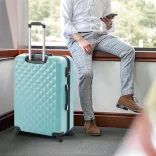 Utazóbőrönd szett kozmetikai táskával, több színben-mentazöld