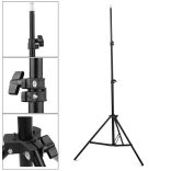 Állvány többféle világításhoz